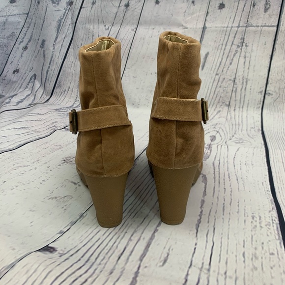 Forever 21 NWT Tan Heeled Booties - Picture 3 of 7